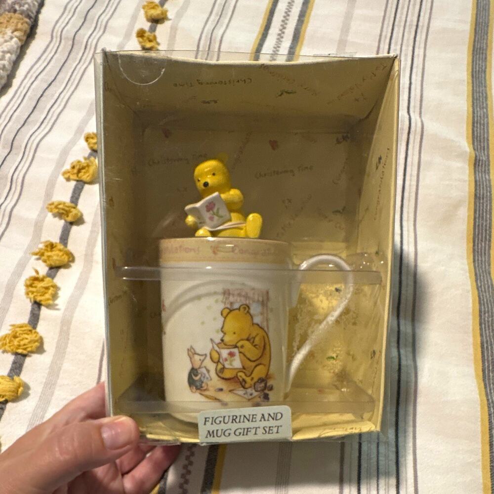 Royal Doulton Classic Pooh Figurine & Mug Set Winnie the Pooh Disney